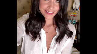 Мастурбира док њена најбоља пријатељица чини исто