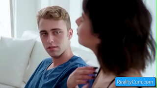 Қараңыздар, бұл милашка жасөспірім брюнетка сорады үлкен мүшесі және алады оның пизду саусақпен терең