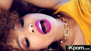 ���ોટી ગાંડ કાળી છોકરી પર બાઉન્સ લોડો