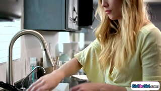 ציצים גדולים בלונדינית מגיעה הביתה מוקדם לה ציצים קטנים gf והם לחגוג עם סקס לסביות.הם מתנשקים ואת מפותחת, בייב היא עטורה ו facesits שלה.