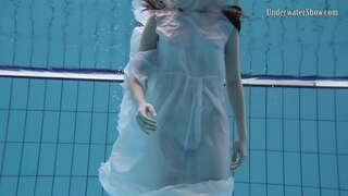 Подводниот свет на голи babes