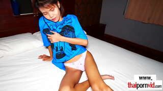 Suh rjavi amaterski azijskih bargirl jahanje na evropski petelin