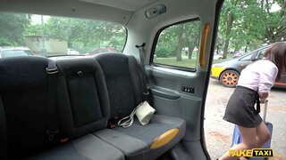 Teksi palsu Mina Moreno fucked dalam teksi