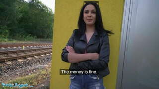PublicAgent fierbinte gagica Fucks pentru bani la Gara PublicAgent fierbinte gagica Fucks pentru bani la Gara