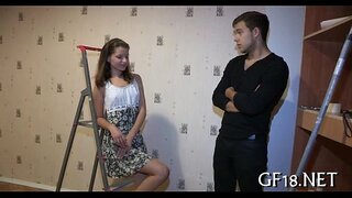 Drengen sidder og stirrer