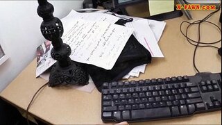 Мужик заключил сделку с горячей бизнес-женщиной, чтобы заработать деньги