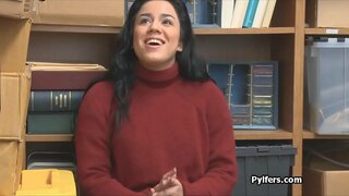 Береді у латиноамериканскую воровку ұстап алды және трахнул randy күзетші