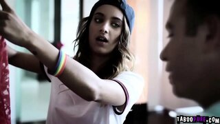 Tchad at gå ind i familiens hus til stede i hånd Høre ham komme ind