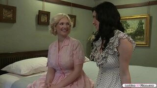 Busty ប៍នតទស្សនាវដ្តីមិត្តភក្តិហើយពួកគេចាប់ផ្តើមនិយាយអំពីទំហំនៃសុដន់របស់ពួកគេ។បន្ទាប់ពីនោះ,ពួកគេទទួលបាន horny ហើយពួកគេចាប់ផ្តើមថើបគ្នាផ្សេងទៀត។បន្ទាប់គឺមិត្តភក្តិរបស់នាងមិនល្អ tits របស់នាងនិង licks pussy របស់នាង។នៅក្នុងត្រឡប់នាងបានធ្វើដូចគ្នាដើម្បីមិត្តភក្តិរបស់នាង។