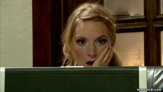 Аққұбалар Мона Уэльс тауып, порнофильм өз мачехи Симоны Соней онлайн, содан кейін выпорола және трахнула оны анал да бондаже төсекте