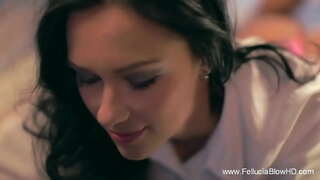 ���್ರಣಯ ಮತ್ತು ಉತ್ಸಾಹ ಬಟ್ಟೆಯ ರಾಣಿ ಬೆತ್ತಲೆ ರಾಜ ಬಾಯಿಯಿಂದ ಜುಂಬು ಬೆಡಗಿ